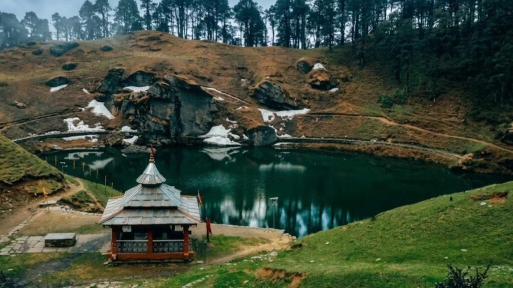 Tirthan River flowing through the valley with deodar forests